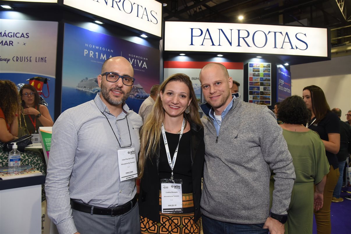 João Pita de Freitas e Cinthia Marques, do MTur, com José Guilherme Alcorta, da PANROTAS