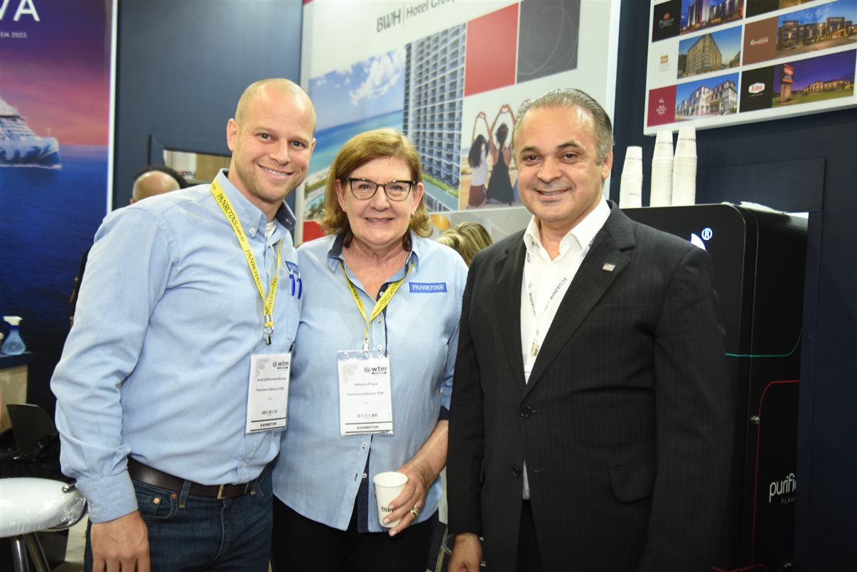 José Guilherme Alcorta e Heloisa Prass, da PANROTAS, com Roberto de Lucena, secretário de Turismo do Estado de SP