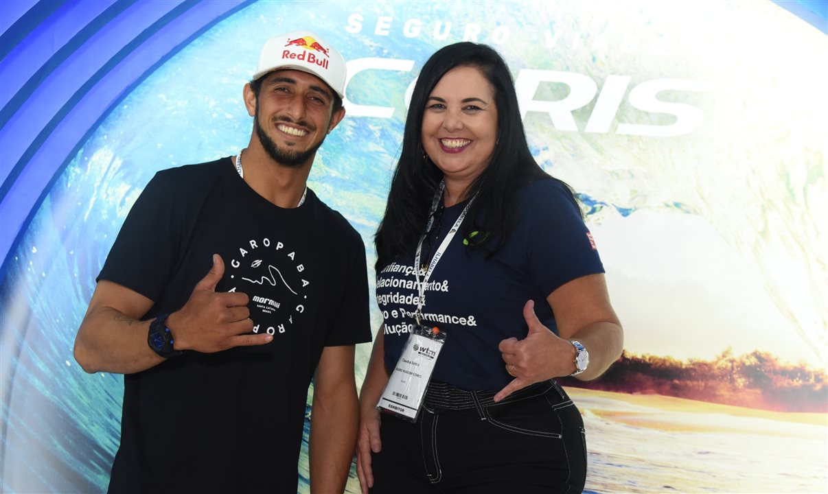 Claudia Brito, sócia-diretora Comercial e Marketing da Coris, com o surfista Lucas Chumbo, presença no estande da empresa na WTM Latin American