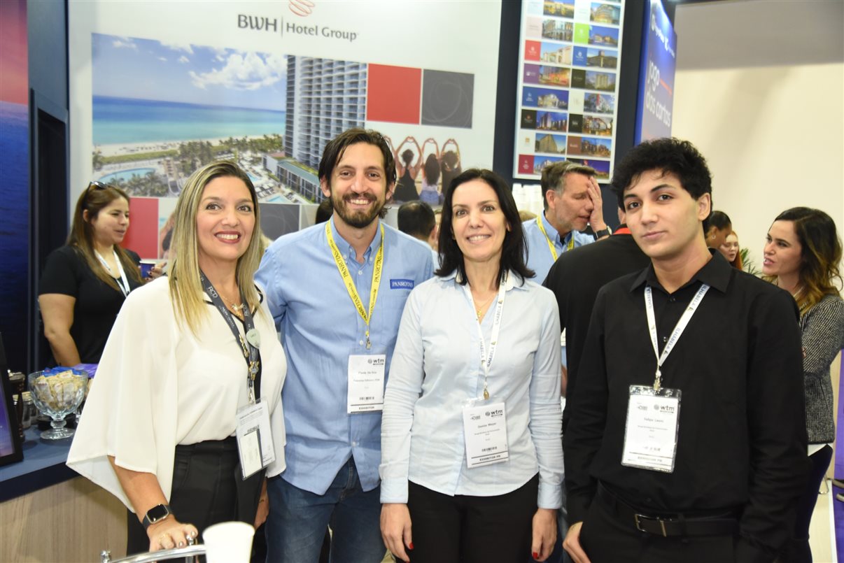 Carla Cecchele de RCD Hotels y Flavio Sica de PANROTAS con Denise Meyer y Felipe Leoni de Rouge Boutique de Comunicação