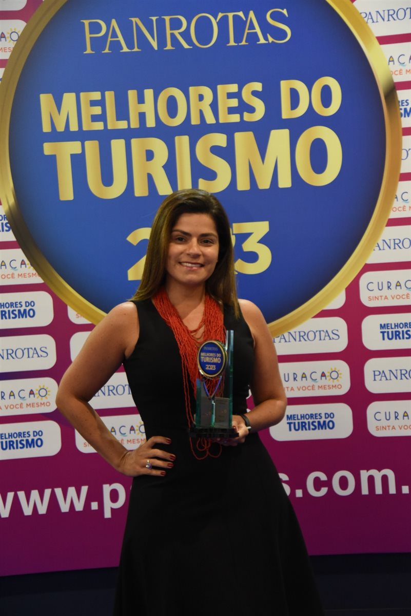 Daniela Araujo carrega o troféu de melhores do Turismo 2023 para a Decolar
