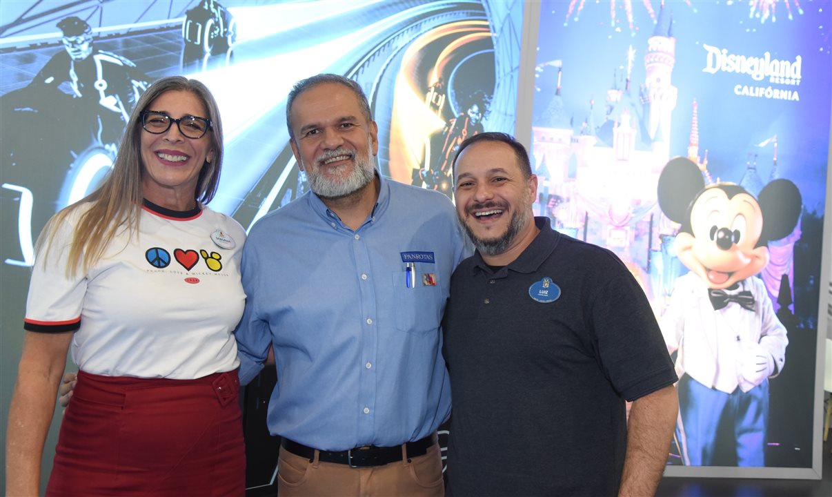 Artur Andrade, da PANROTAS, entre Deborah Baldin e Luiz Araújo, da Disney Destinations