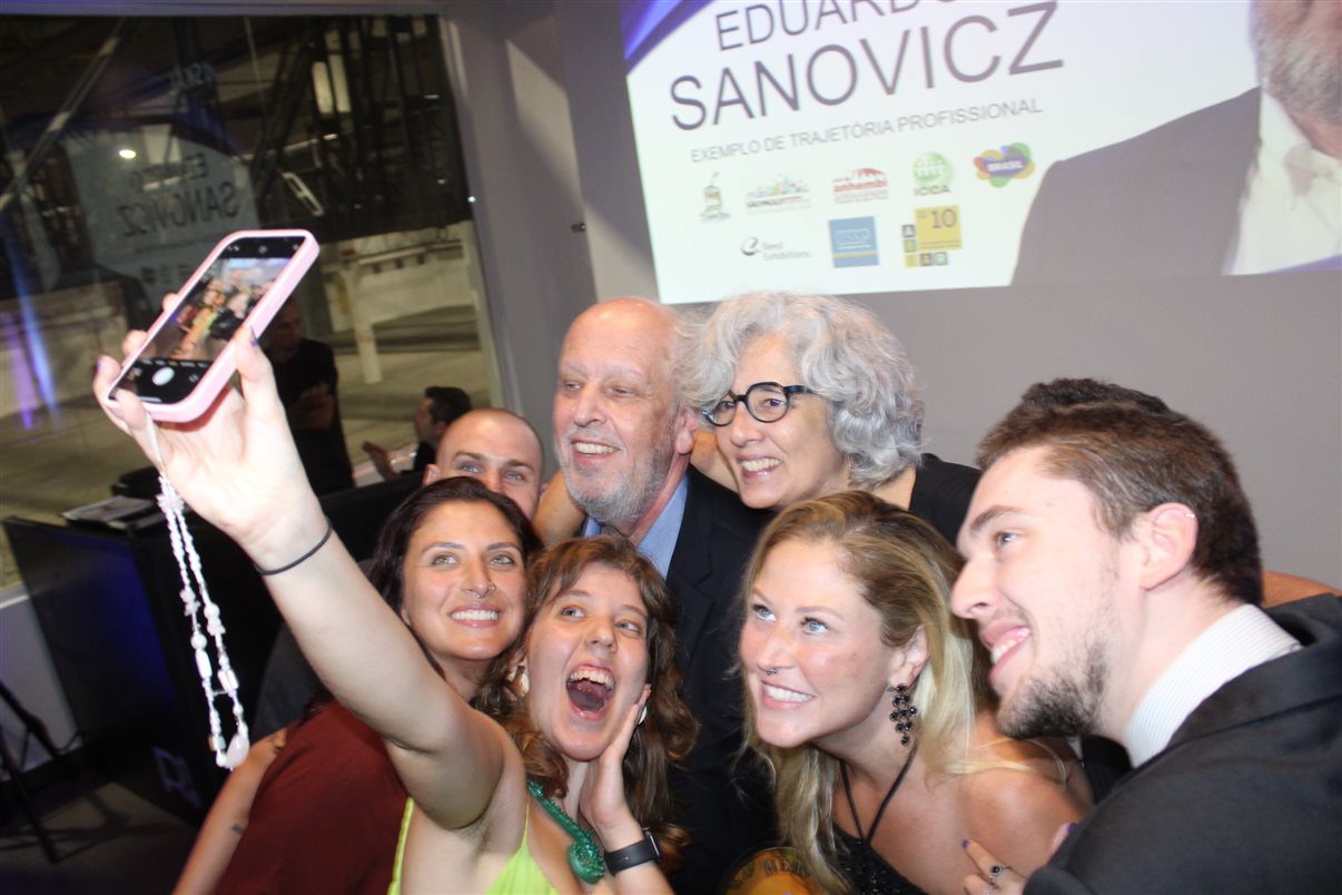 Familiares de Eduardo Sanovicz festejam em uma homenagem concedida a ele no início deste ano