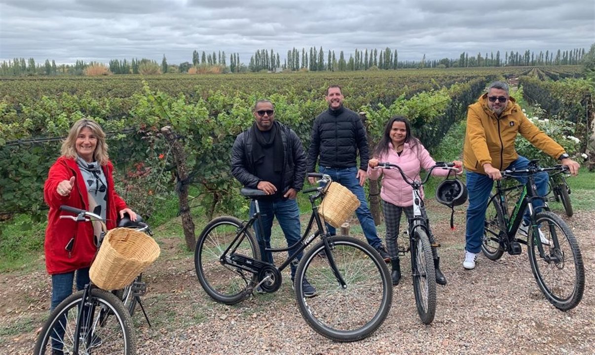 Passeio de bike no Durigutti Wines: Claudia Yazon, do Guia Mendoza Viajes, Mauricio Anias, da Diversa, Jorge Marins, da BeFly, Silvana Dantas, da Agaxtur, e Kleber Moreira, da ViagensPromo