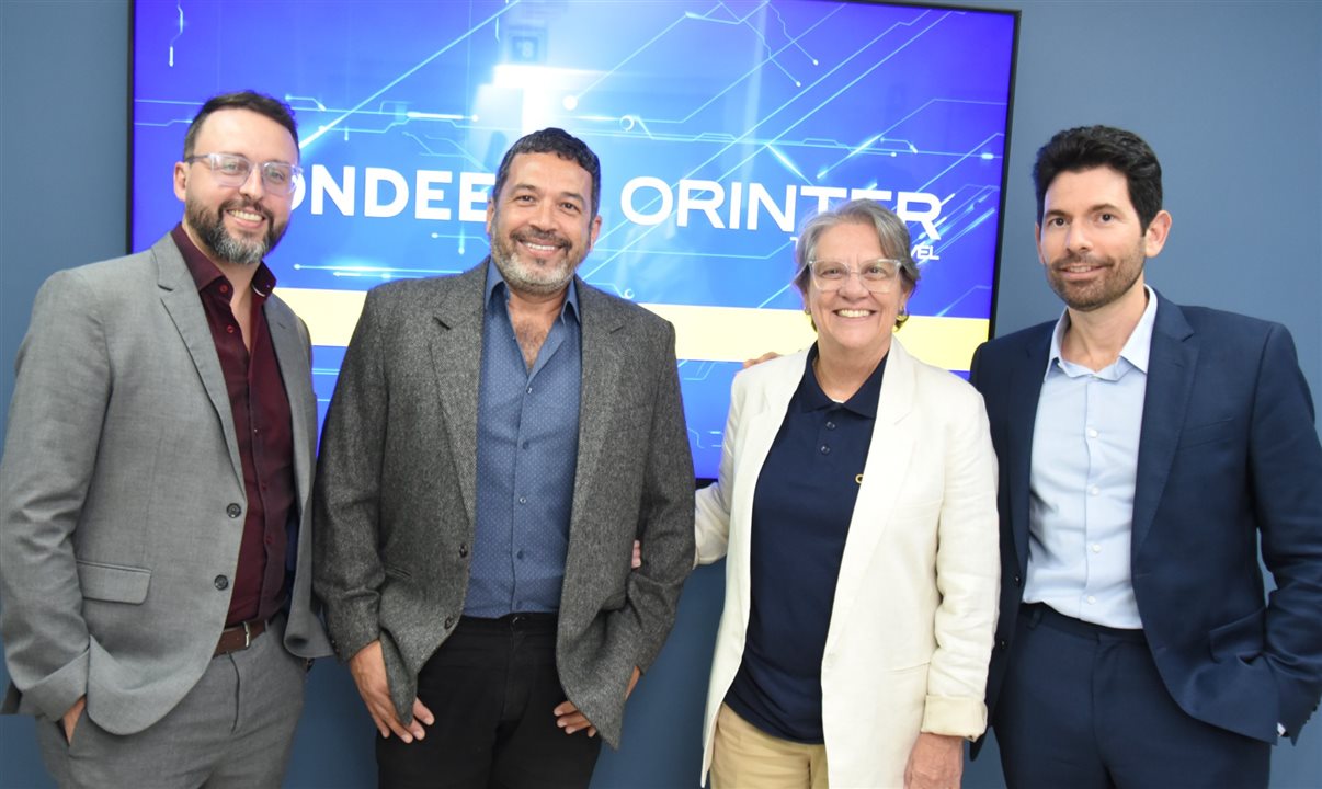Os diretores Roberto Sanches (Comercial), Jorge de Souza (Marketing) e Ana Maria Berto (CEO), com o vice-chairman da Mondee, Orestes Fintiklis