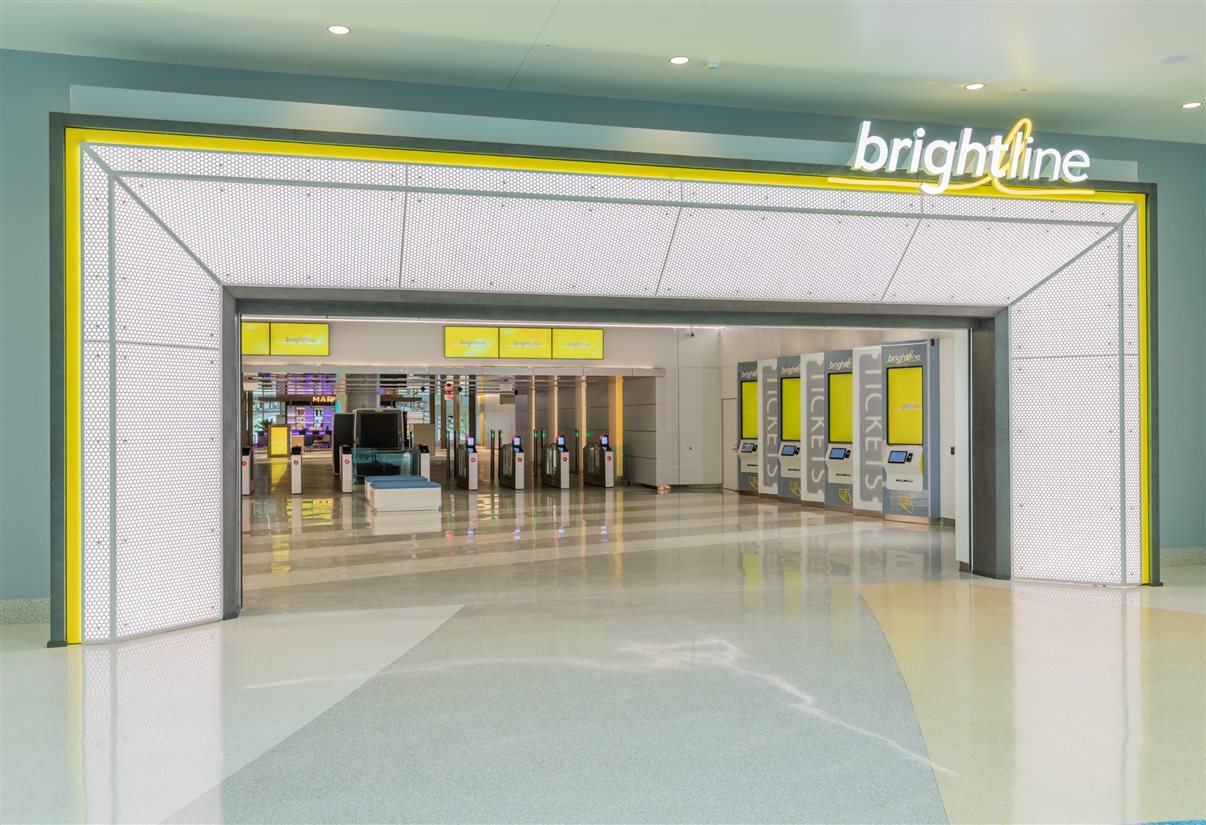 A estação de 3.500 metros quadrados está localizada na nova estação de trem do Aeroporto Internacional de Orlando adjacente ao Terminal C