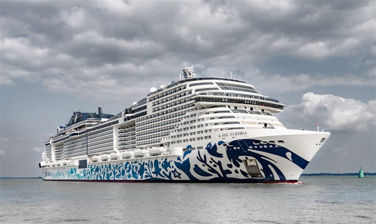 O navio traz em seu casco um afresco pintado pelo artista gráfico alemão Alex Flämig