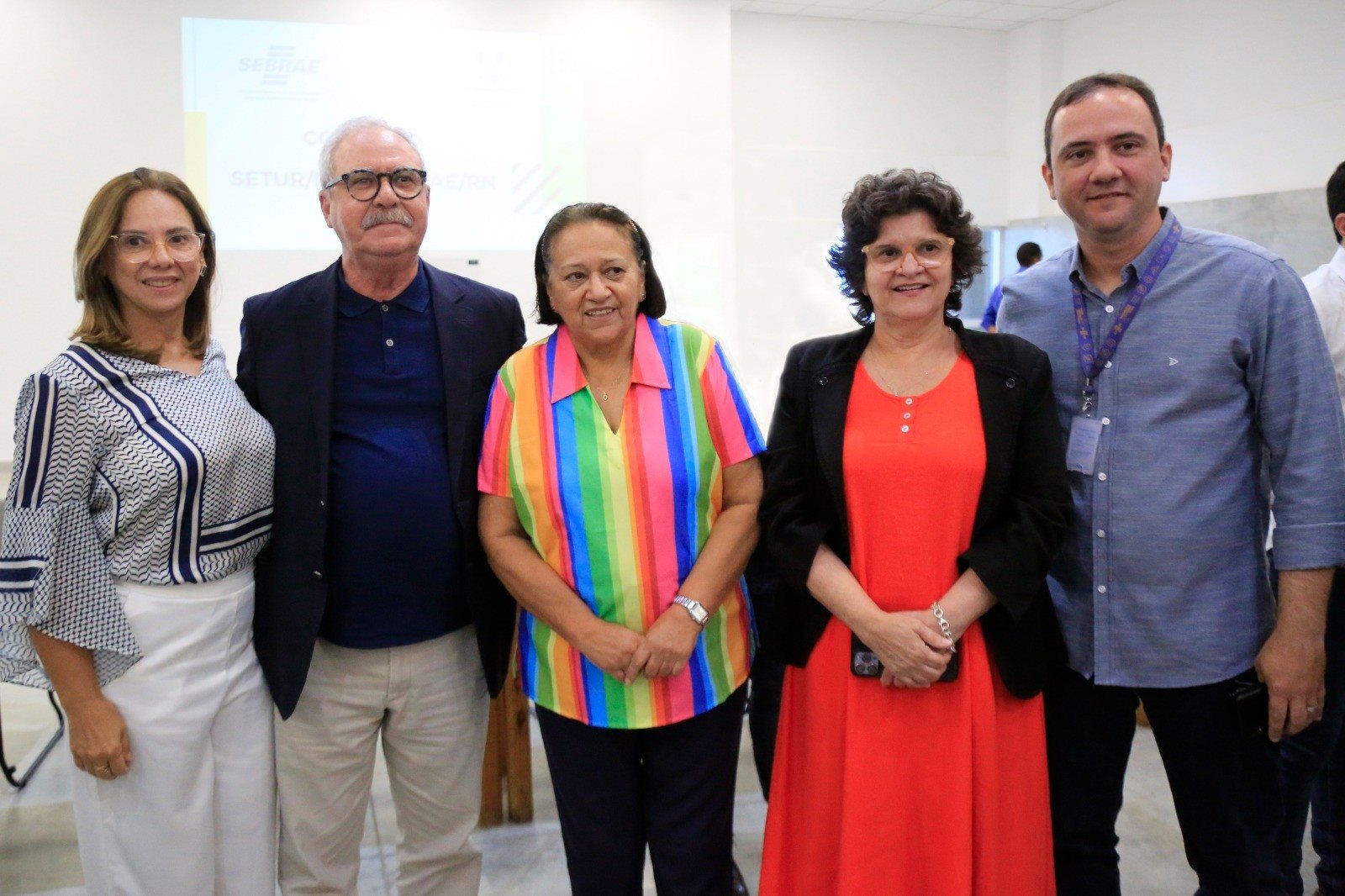 O superintendente do Sebrae, Zeca Melo, a governadora do RN, Fátima Bezerra, a secretária de Turismo,  Ana Maria Costa, e representante dos guias de turismo assinaram o termo do convênio. 