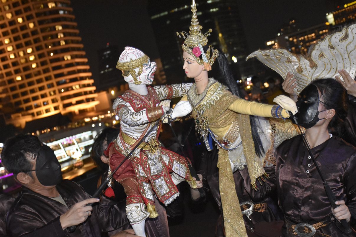 Teatro de fantoches tailandês entreteu agentes antes de jantar no Saffron Cruise