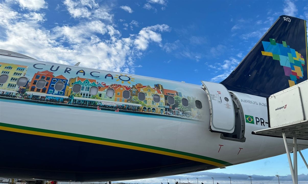 Detalhes da adesivagem de Curaçao na aeronave da Azul