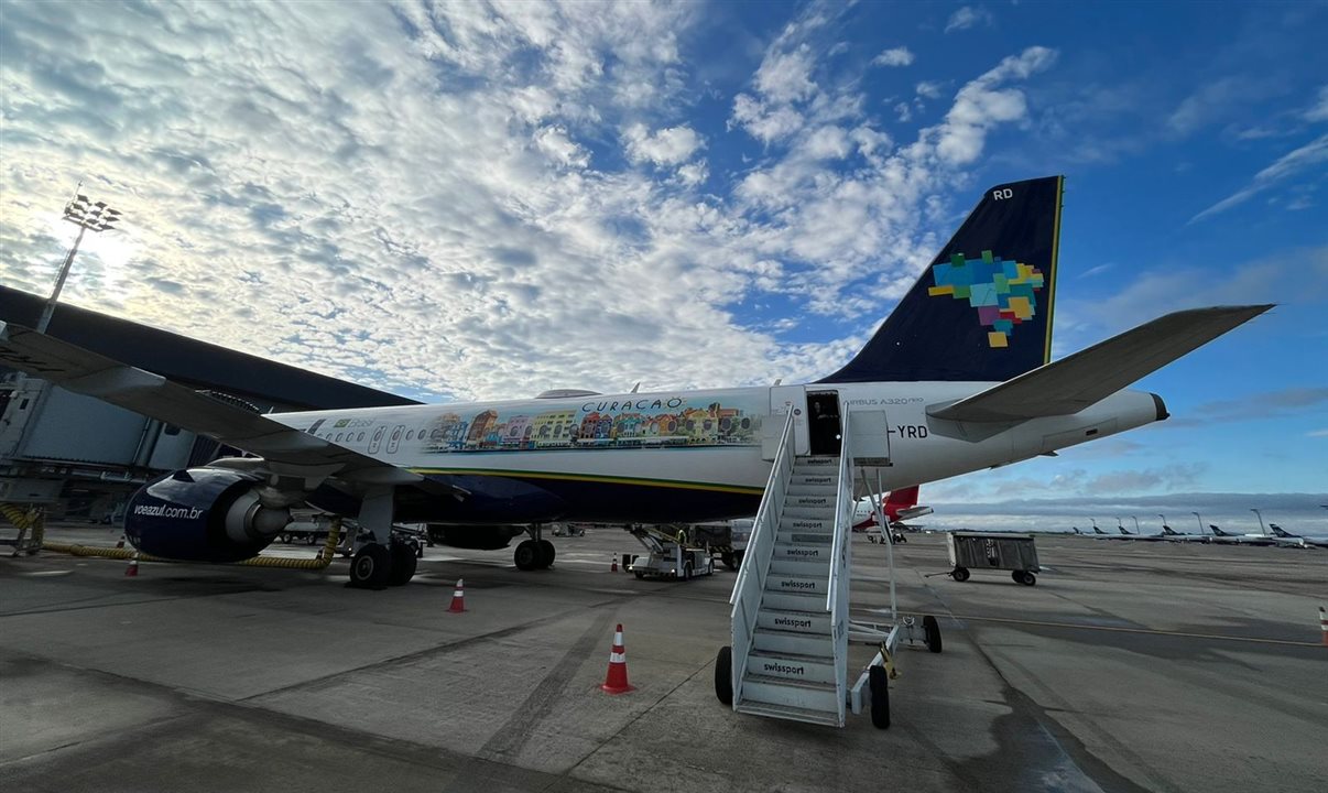 Aeronave da Azul adesivada para promover Curaçao, no BH Airport
