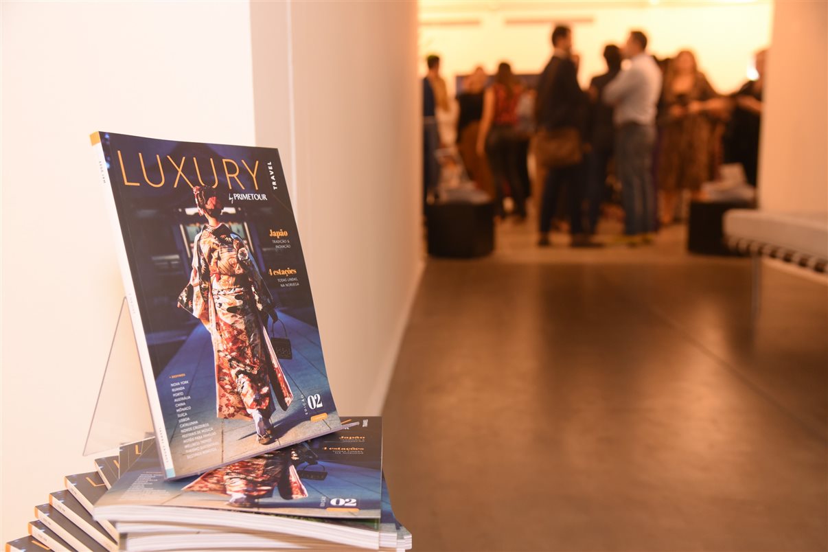 Evento de apresentação da segunda edição da revista Luxury Travel, da Primetour, aconteceu na galeria Nara Roesler, em São Paulo
