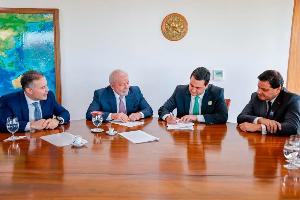 O ministro dos Transportes, Renan Filho, acompanhou a assinatura do acordo entre o presidente Lula e o governador do Paraná, Carlos Massa Ratinho Junior, acompanhado pelo secretário de Infraestrutura e Logística do Estado, Sandro Oliveira