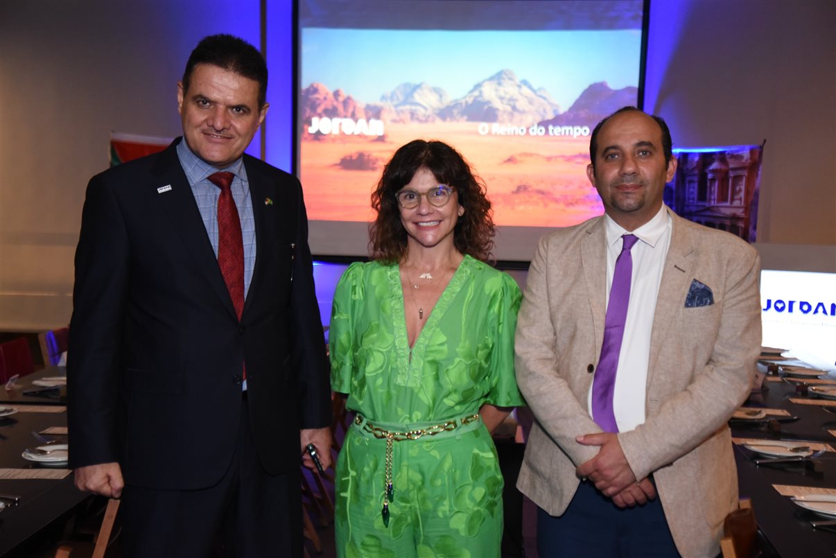 O embaixador da Jordânia em Brasília, Maen Masadeh, a CEO da Interamerican Network, Danielle Roman, e o gerente de Marketing do Visit Jordan, Majd Abu Arqub