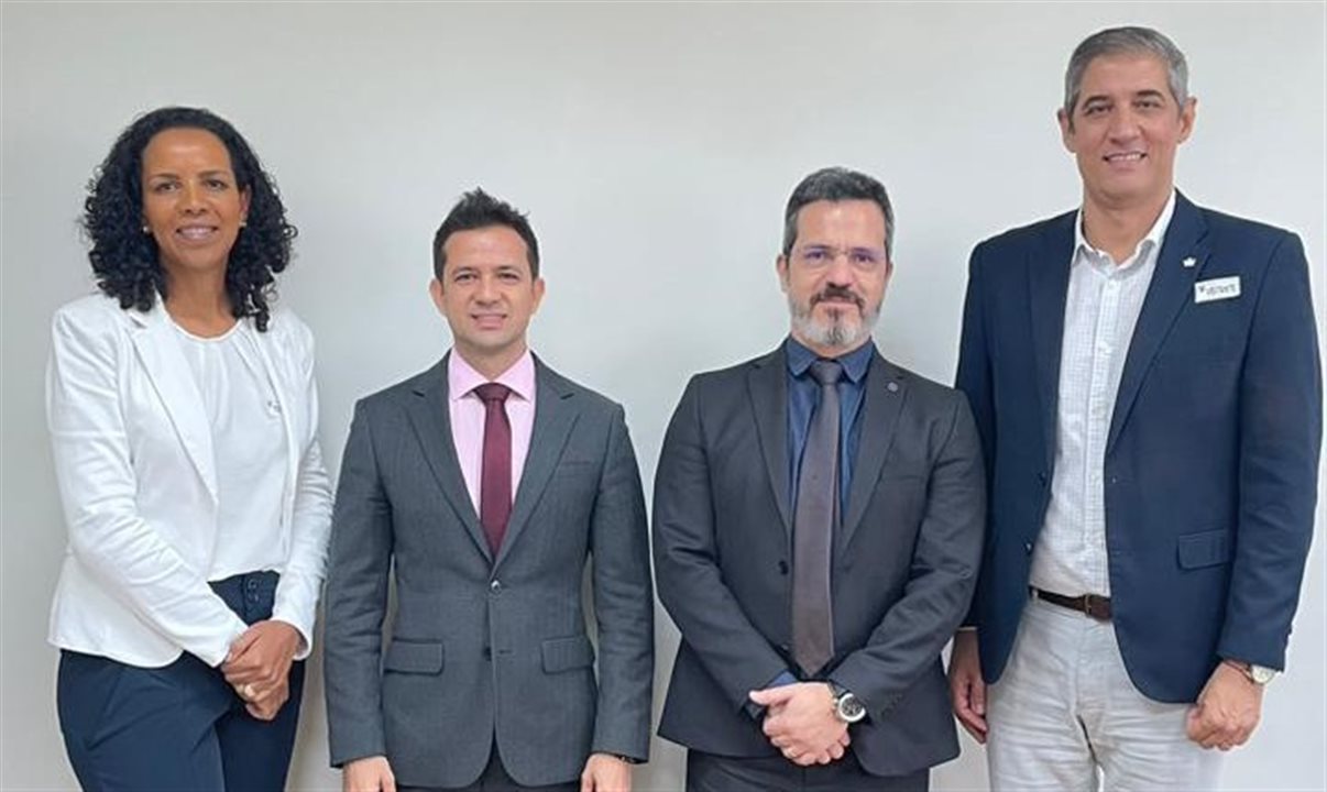 Jurema Monteiro (Abear), Uallace Moreira (secretário de Desenvolvimento Industrial do Ministério de Desenvolvimento/MDIC), Luis Felipe Giesteira (diretor do Departamento de Desenvolvimento da Indústria de Alta Complexidade Tecnológica/MDIC) e Marcelo Pedroso (Iata)