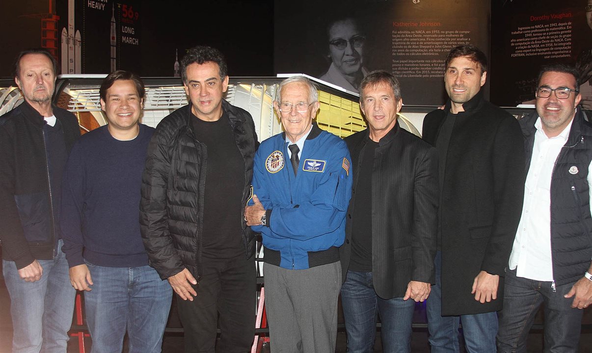 Charles Duke, astronauta da Nasa, ao centro, com diretores do DC Set Group, Grupo Oceanic e Blast Entertainment no Space Adventure em Canela (RS)