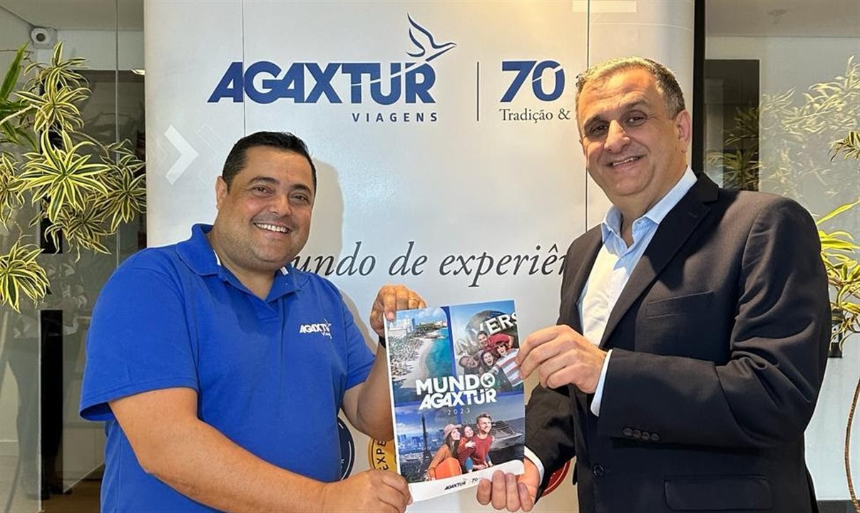 O diretor comercial da Agaxtur, Leandro Reis, e o diretor executivo da operadora, Claiton Armelin, lançam o novo portal do agente de viagens