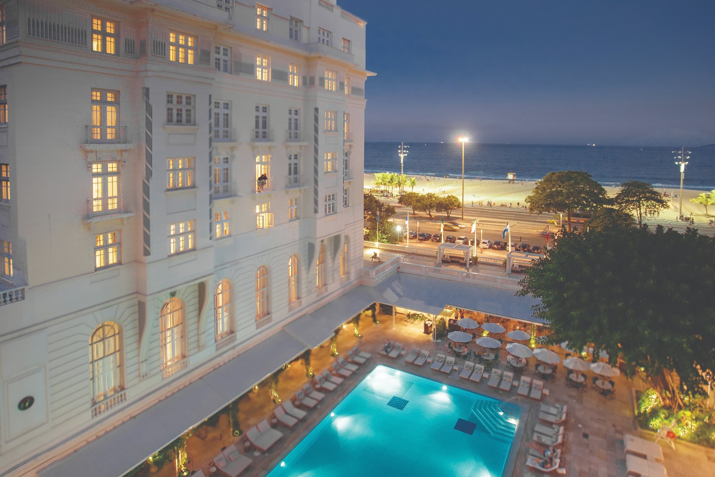 A Praia de Copacabana, a piscina e a fachada do Copa