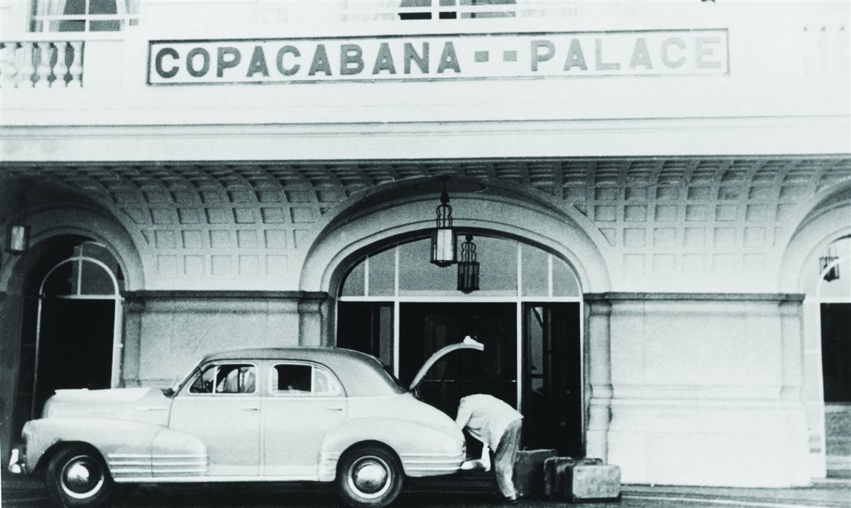 Foto histórica da entrada do Copacabana Palace 