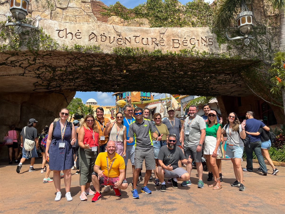 Grupo na entrada do parque Universal Islands of Adventure