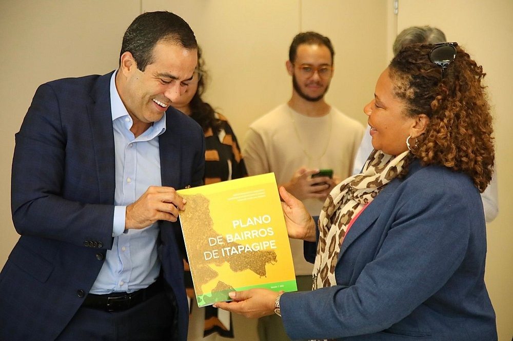 O prefeito de Salvador, Bruno Reis, mostra projetos à ministra da Cultura, Margareth Menezes