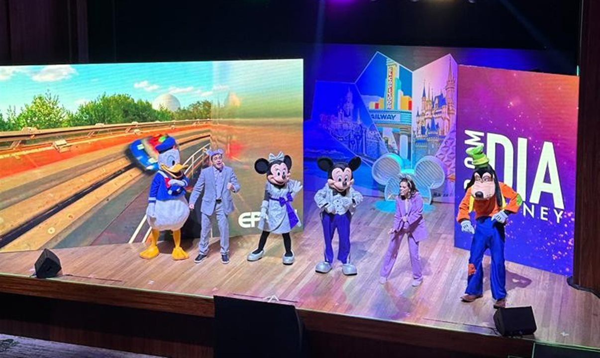 Apresentadores Thiago Machado e Fabi Bang com Pato Donald, Minnie, Mickey e Pateta
