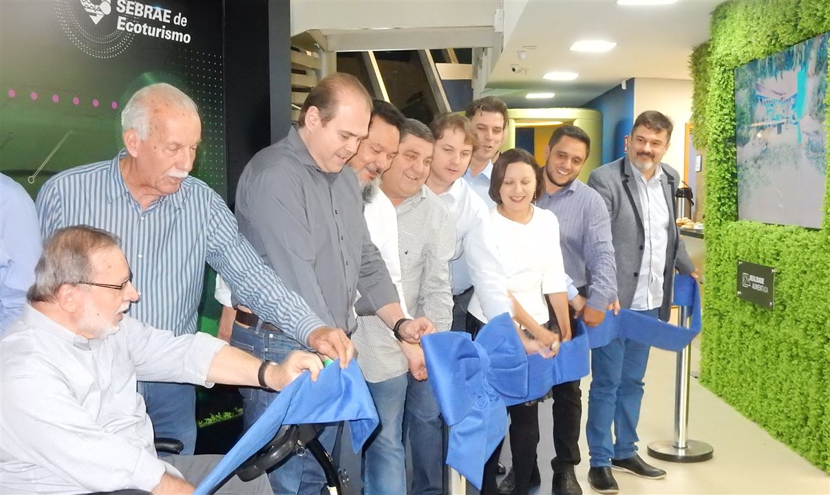Autoridades cortam a fita inaugural do novo Espaço Interativo no Polo de Ecoturismo do Sebrae em Bonito (MS)