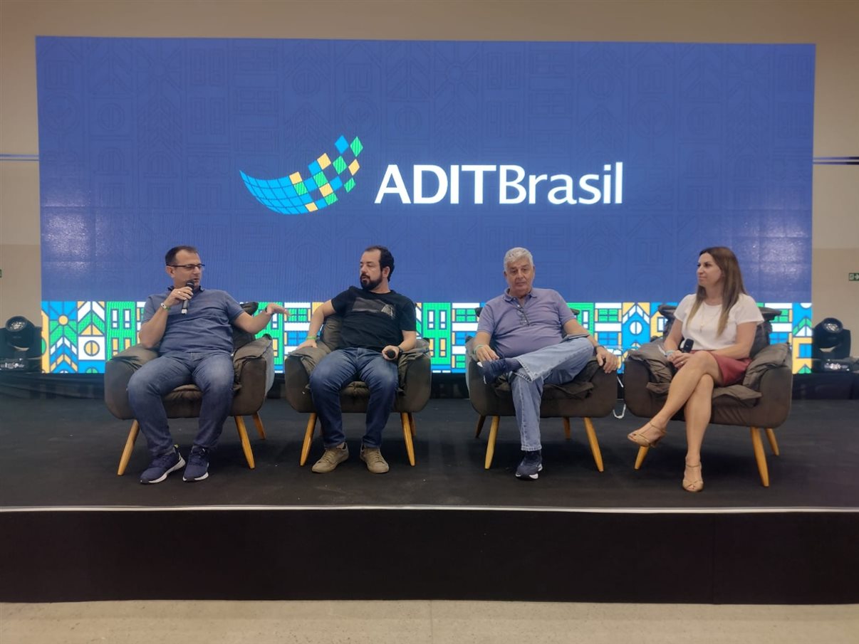 Abertura do Adit Share 2023: Rony Stefano (diretor financeiro da Adit Brasil), Martín Diaz (presidente executivo), Caio Calfat (presidente) e Fabiana Leite (diretora de Desenvolvimento de Negócios América do Sul da RCI)