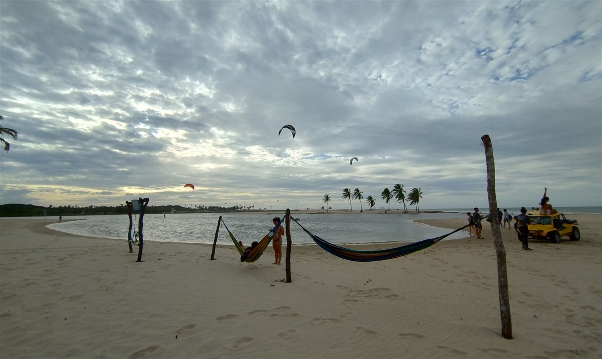  Lagoa do Cauípe é conhecida pela prática de kitesurf