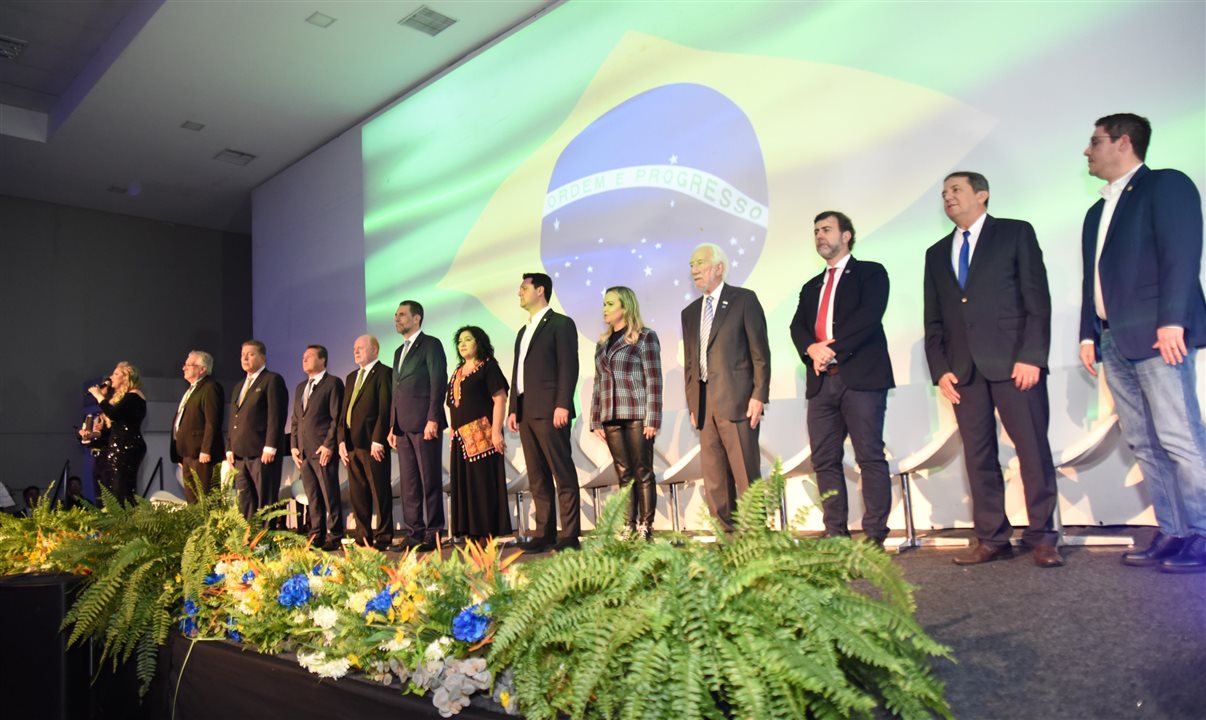 O evento foi aberto com a execução do hino nacional brasileiro