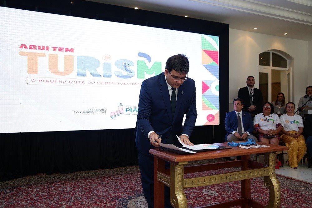 Governador Rafael Fonteles assina o lançamento do Programa Aqui Tem Turismo