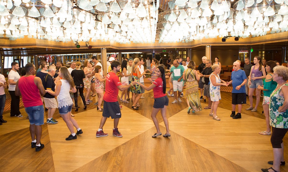 Aulas de dança no Dançando a Bordo, da Costa Cruzeiros