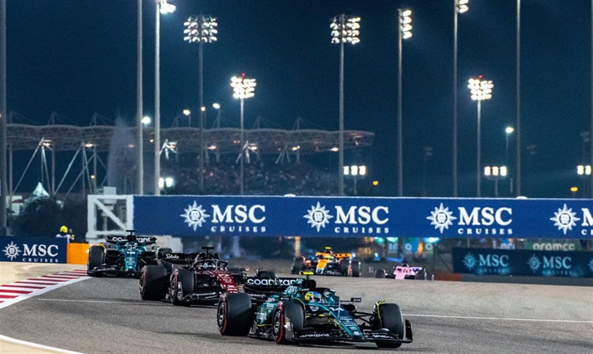 No Grande Prêmio do Bahrein de Formula 1, a parceira de cruzeiros apareceu em destaque entre os patrocinadores