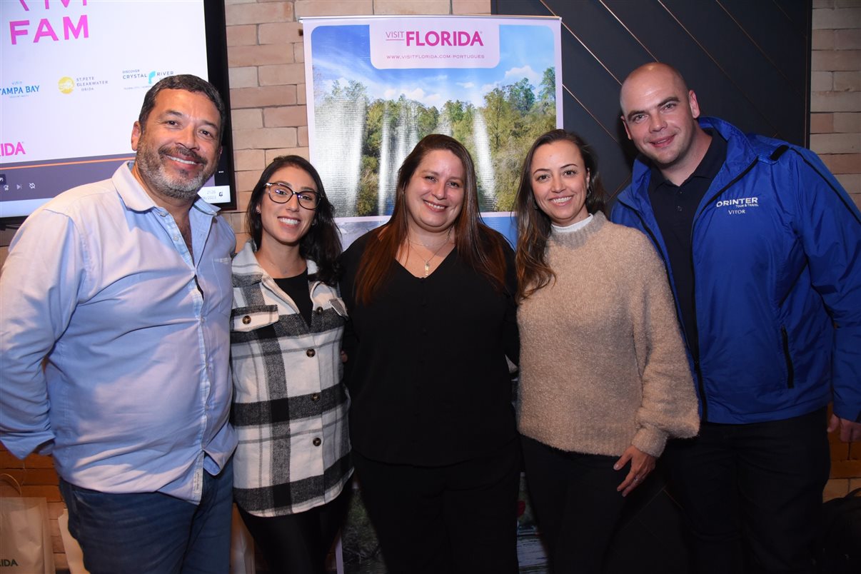 Rafaela Gross Brown, do Visit Florida, entre Jorge Souza, Mayara Barros, Caroline Oliveira e Vitor Santos, da Orinter