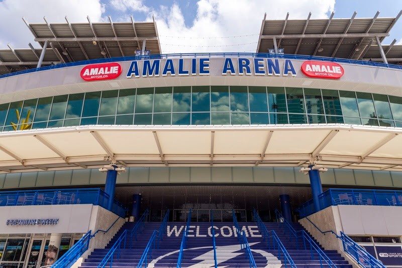  A Amalie Arena receberá muitos concertos de Tampa neste ano, incluindo Alicia Keys (30 de junho), Blink 182 (10 de julho), Lionel Richie & Earth, Wind and Fire (26 de agosto), Jonas Brothers (12 de outubro), entre outros