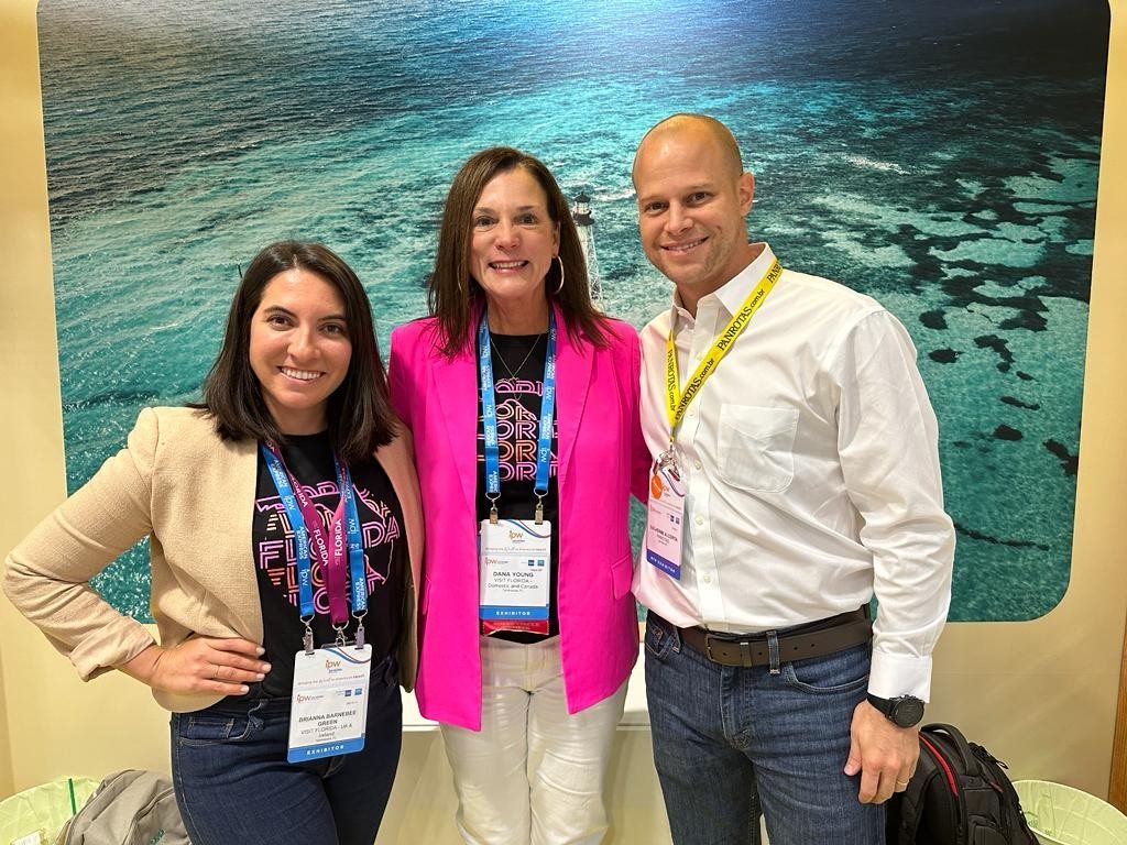 Brianna Green e a CEO do Visit Florida, Dana Young, com José Guilherme Alcorta, CEO da PANROTAS, no IPW 2023, realizado em San Antonio, Texas