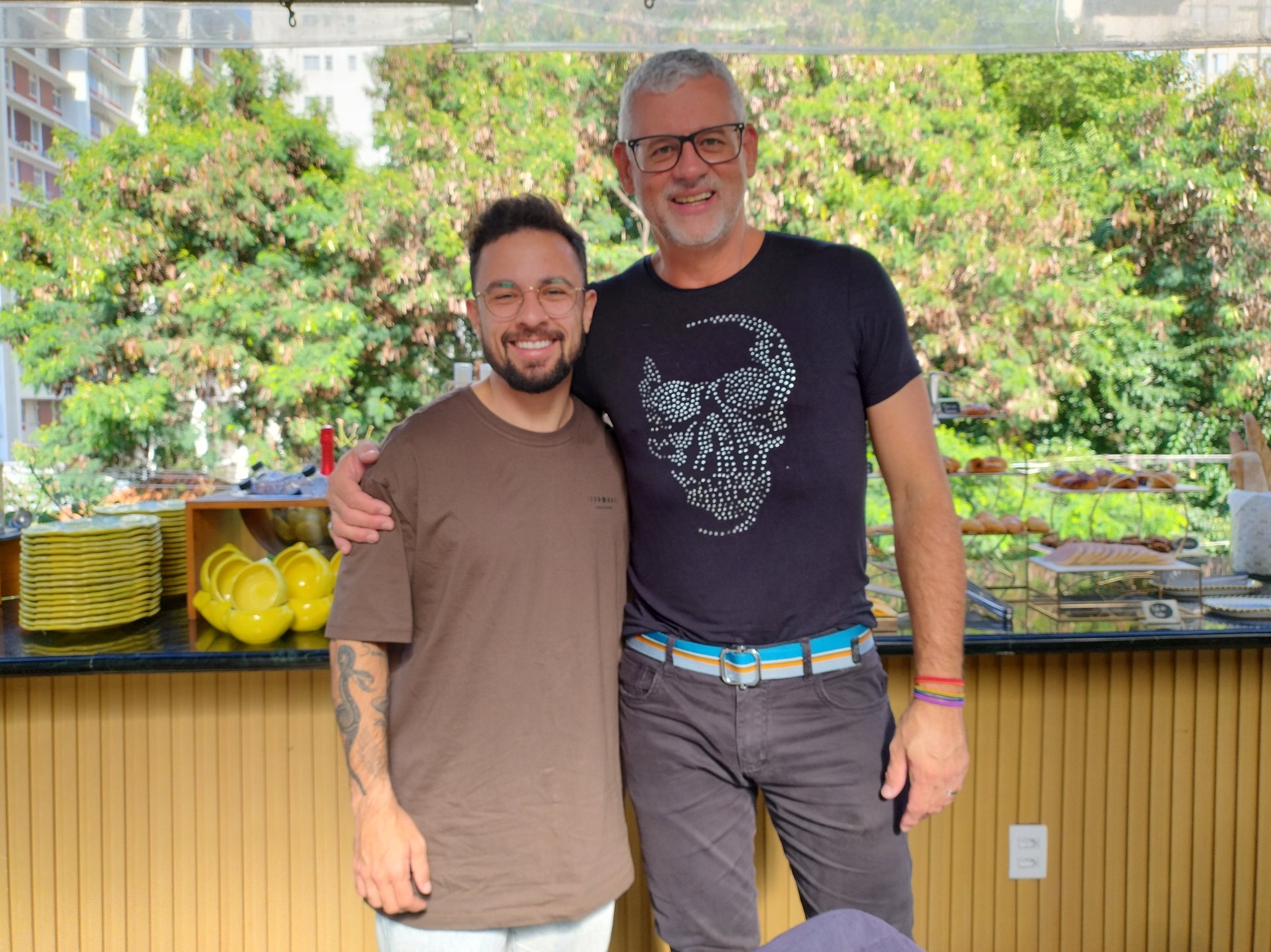 Influenciador digital Luca Scarpelli e Ricardo Gomes, da Câmara LGBT