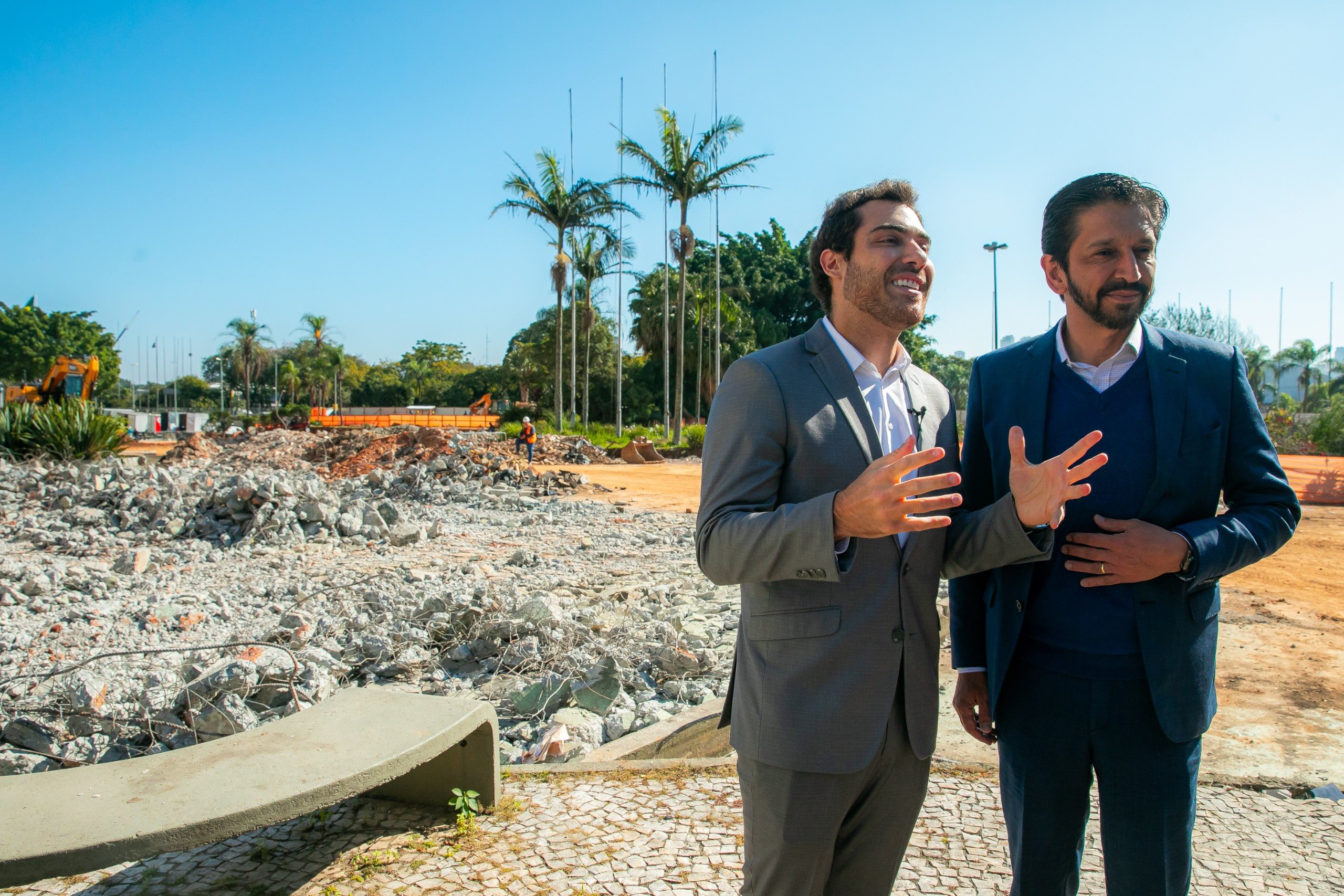 Presidente da São Paulo Turismo, Gustavo Pires, e prefeito Ricardo Nunes no canteiro de obras do Novo Anhembi