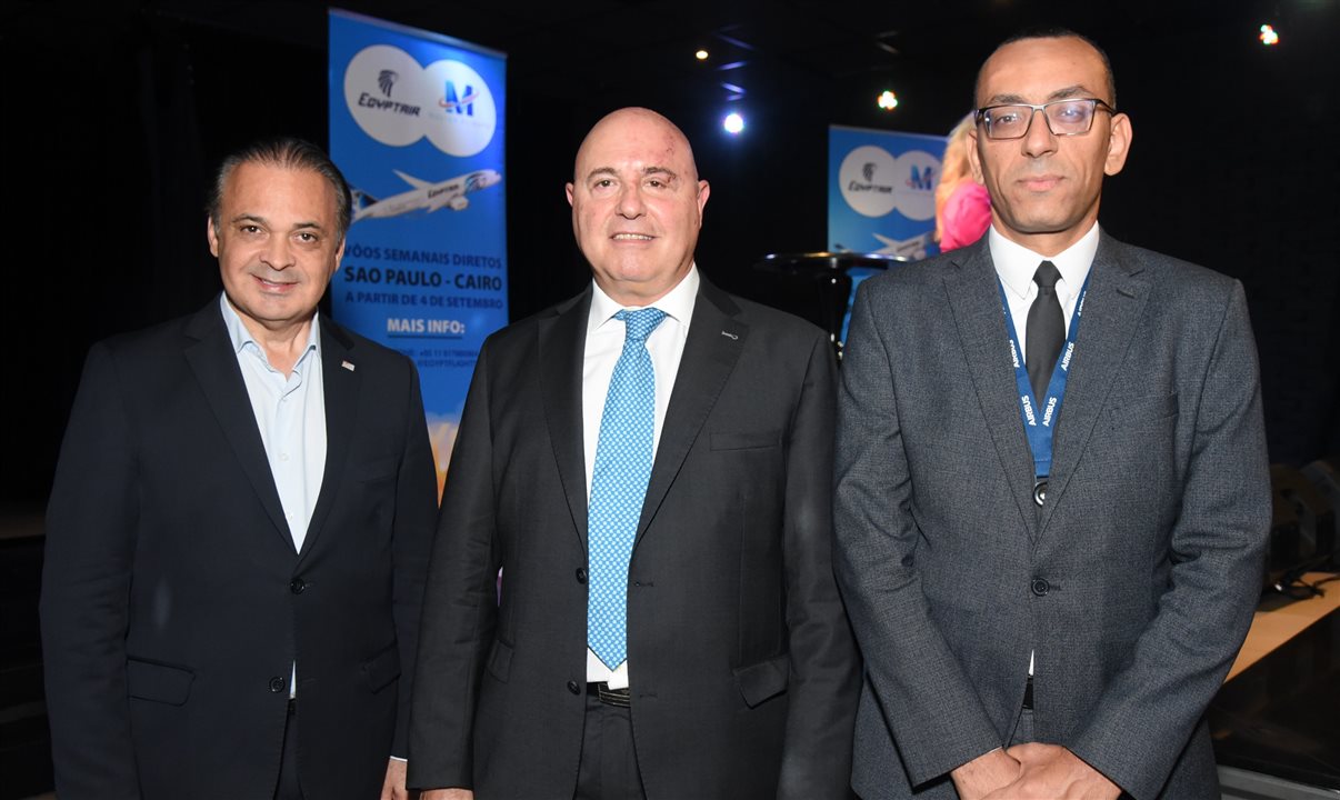O secretário de Turismo e Viagens de SP, Roberto de Lucena, o CEO da Master Flights, Alfonso Martinez, e o o diretor da Divisão de Voos Não Regulares da EgyptAir, Ahmed Ali