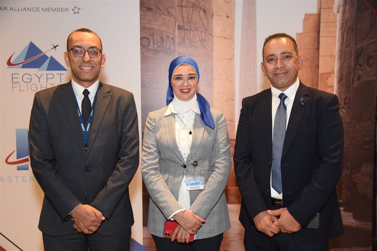 Ahmed Ali, diretor da Divisão de Voos Não Regulares da Egypt Air, Aya Diaa, da Egypt Air, e Ahmed Anwer, da Egypt Flights