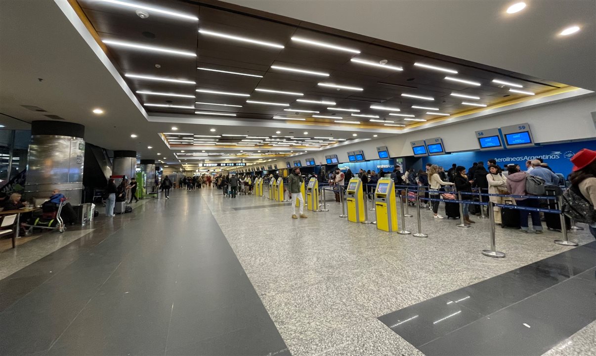 Aeroportos argentinos, como o Aeroparque (foto), em Buenos Aires, enfrentarão greve geral na próxima quarta-feira (24)