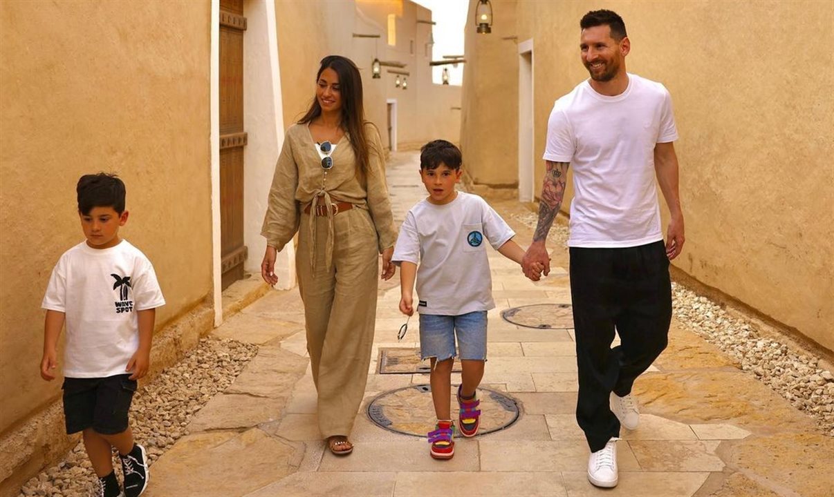Post de Messi com a família na Árabia Saudita soma quase 18 milhões de curtidas