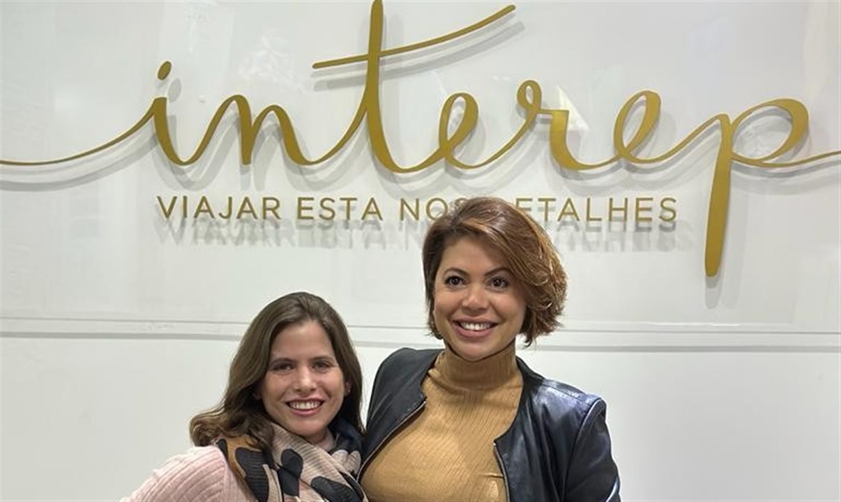 A nova contratada Iará Simis ao lado da diretora comercial Rebeca Ferreira
