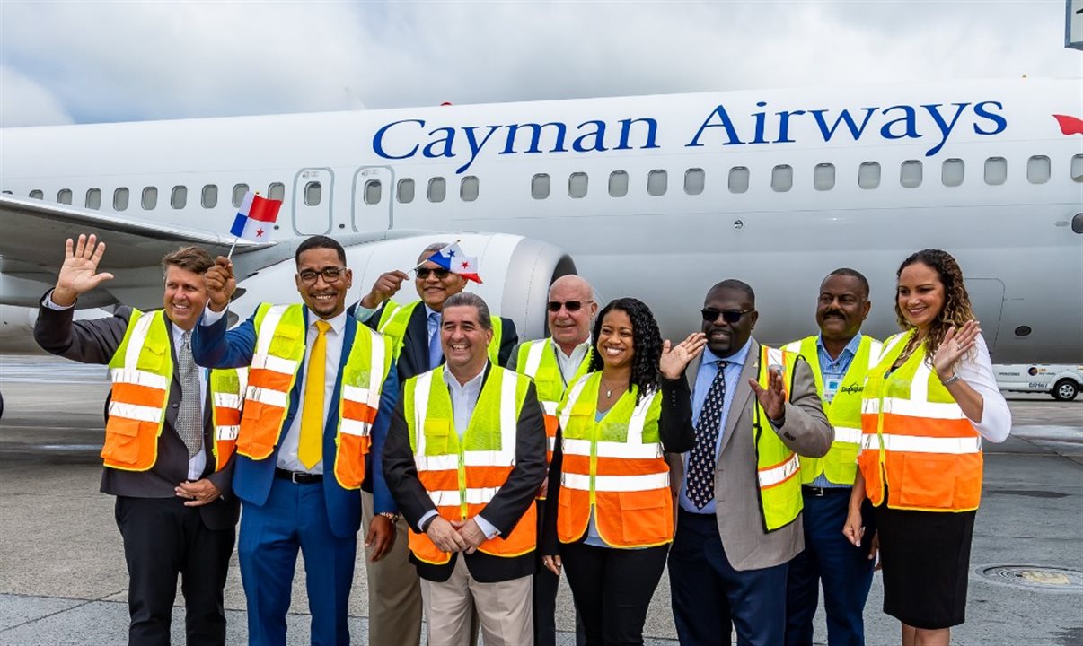 Autoridades locais presentes na partida do voo em Grand Cayman