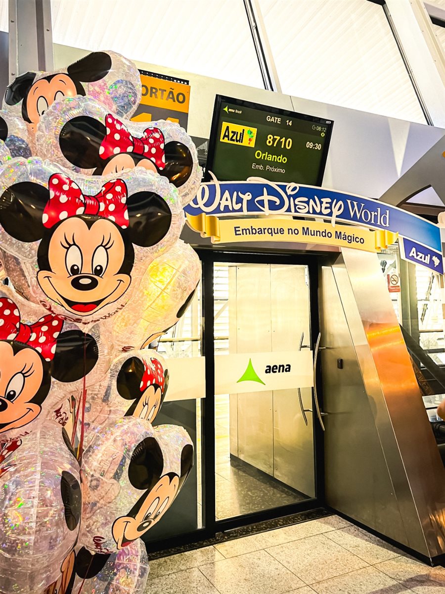 Portão de embarque decorado com itens Disney na retomada do voo direto Recife-Orlando