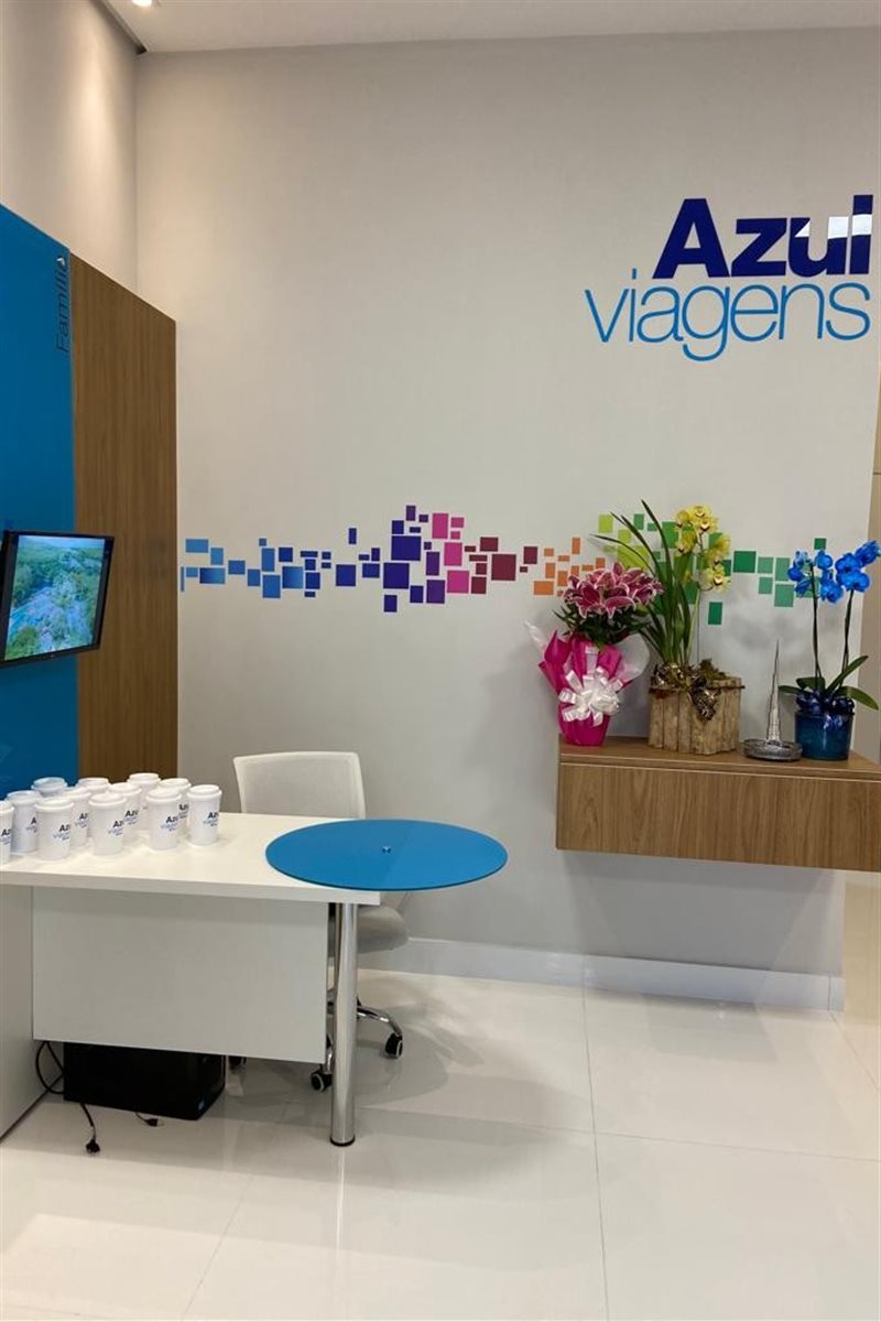 Interior design for the Azul Viagens store in Rio Verde (GO)