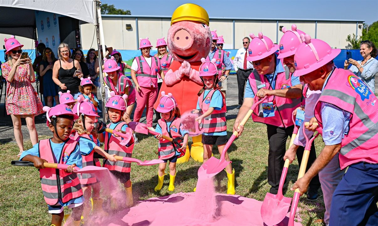 Crianças participam da cerimônia de inauguração do parque 