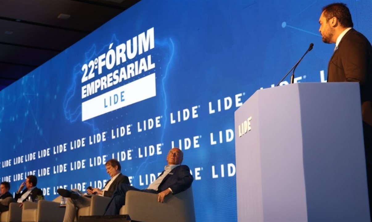 Governador Cláudio Castro citou a concessão da CEDAE para tornar Baía de Guanabara mergulhável 