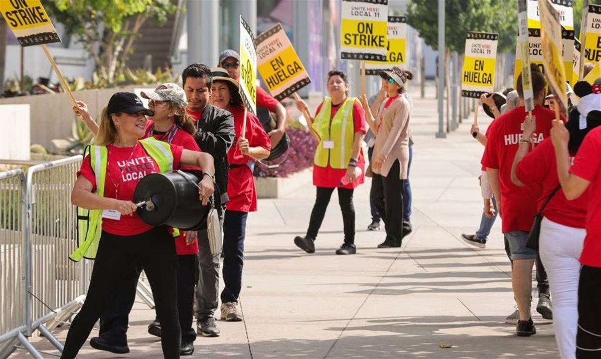 Milhares de trabalhadores abandonaram o trabalho a partir da manhã de domingo em cerca de uma dúzia de hotéis de Los Angeles