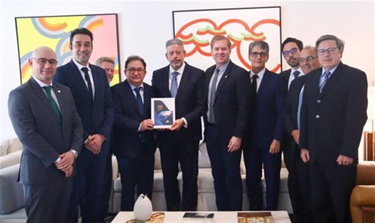 Comitiva da Associação Brasileira da Indústria de Hotéis – ABIH Nacional, como o deputado federal Arthur Lira, presidente da Câmara dos Deputados, e com o deputado federal, Marx Beltrão.